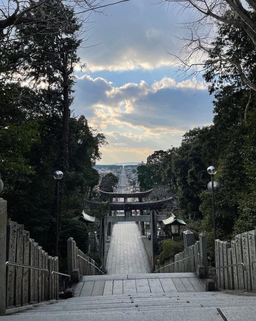 本日はランチ営業終了後、宮地嶽神社へ参拝に行ってきましたꕤ?.???? ⠜ 立春、暦の上では春ですが、まだまだ寒い日が続きそうですね??❁୭* 静寂から活動へ移り変わる春という事で、また新たに目標を立てて精進して参ります ͛.* 昨日ランチのお客様ご主人様のお誕生日でご来店くださいまして、&